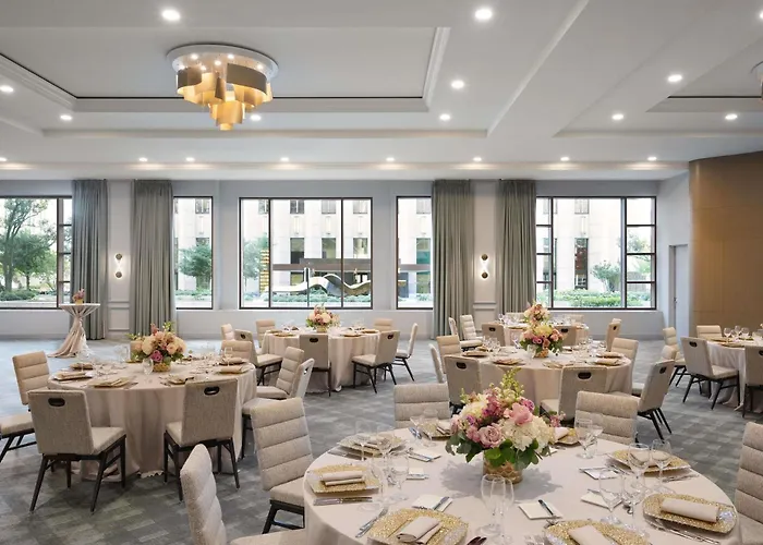 Fairmont Millennium Park 4*